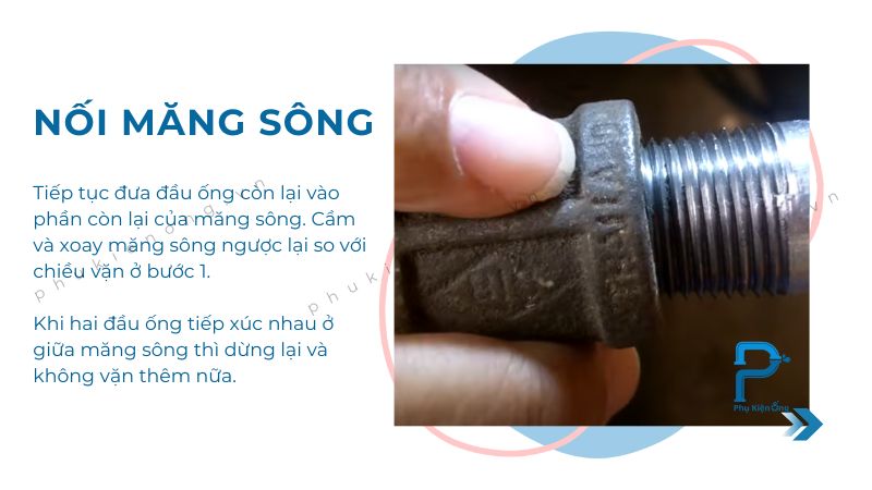 Nối măng sông vào đường ống bằng cách vặn hai đầu ren