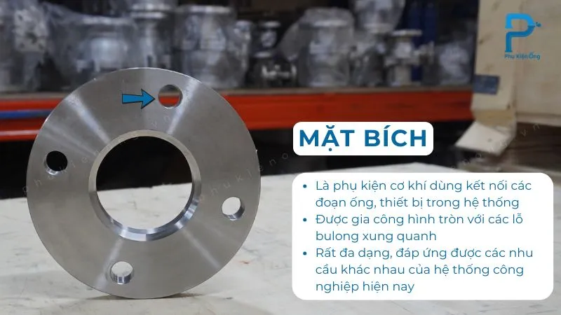 Mặt bích thiết kế hình tròn với các lỗ bu lông để kết nối thiết bị trên đường ống