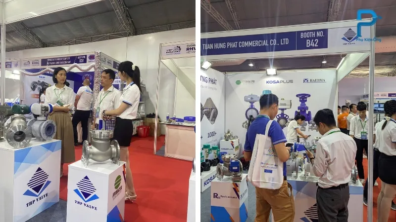 Khách ghé thăm gian hàng B42 tại triển lãm trong ngày đầu khai mạc