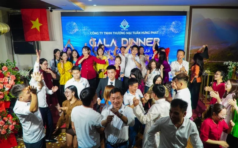 Đêm Gala Dinner dịp kỷ niệm 17 năm thành lập Tuấn Hưng Phát với đầy đủ nhân viên